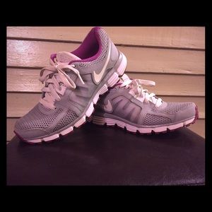 NIKE Dual Fusion Women's Sneaker Sz 8.5